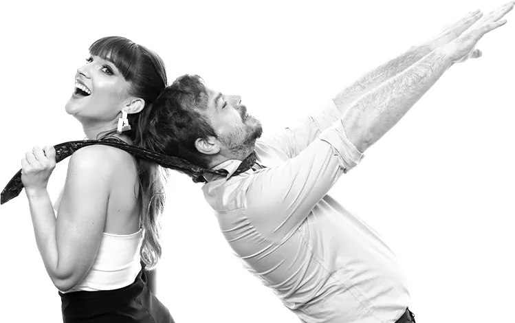 Par u razigranoj pozi na Black & White Studio Stationu