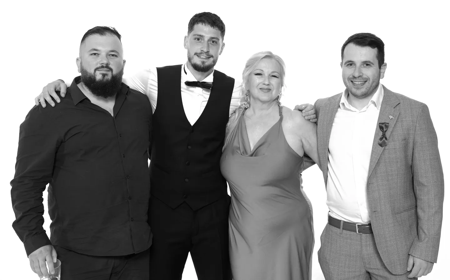 Tri prijatelja i prijateljica u zagrljaju